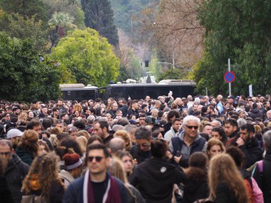 Atina, Yunanistan - 28 Şubat 2025: Tempi tren kazasını protesto eden büyük bir kalabalık. Polis otobüsü arka planda yolu kapatıyor.