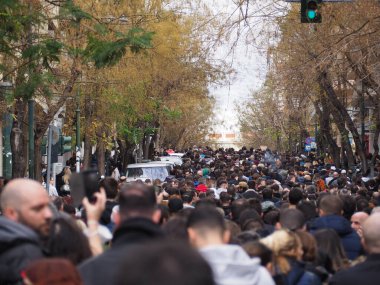 Atina, Yunanistan - 28 Şubat 2025: Tempi tren kazasıyla ilgili olarak Atina 'da ağaçlarla çevrili bir caddeyi dolduran kalabalık