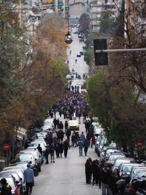 Atina, Yunanistan - 28 Şubat 2025: Yoğun kalabalık, ağaçlar ve kenarlar boyunca park halindeki arabaların bulunduğu kalabalık bir Kolonaki bölgesinin yukarıdan çekimi. Tempi tren kazasını protesto etmek