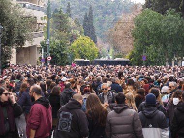 Atina, Yunanistan - 28 Şubat 2025: Tempi tren kazasını protesto eden büyük bir kalabalık. Polis otobüsü arka planda yolu kapatıyor.