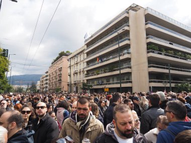 Atina, Yunanistan - 28 Şubat 2025: Tempi tren kazasını protesto etmek için büyük bir kalabalık kent merkezinde toplandı