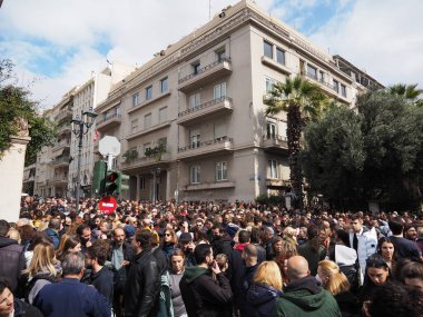 Atina, Yunanistan - 28 Şubat 2025: Tempi tren kazasını protesto etmek için Atina şehir merkezinde büyük bir kalabalık toplandı