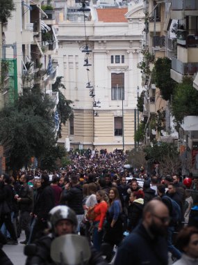 Atina, Yunanistan - 28 Şubat 2025: Yakınlardaki kentsel binalar ve çatılarla çelişen cadde boyunca yoğun bir kalabalığı gösteren hava görüntüleri. Tempi tren kazasını protesto etmek