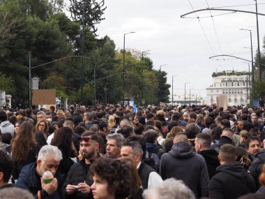 Atina, Yunanistan - 28 Şubat 2025: Atina şehir merkezinde şehir manzarası arasında çeşitli kalabalıkların tabelaları taşıdığı büyük gösteri. Tempi tren kazasını protesto etmek
