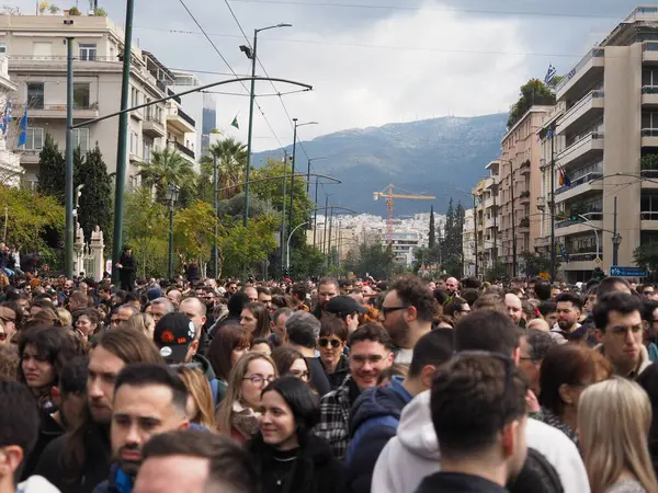 Atina, Yunanistan - 28 Şubat 2025: Tempi tren kazasını protesto etmek amacıyla geniş bir Atina kentsel caddesini dolduran kalabalık