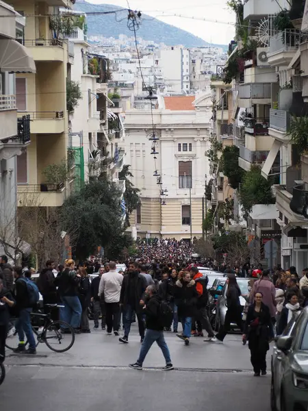 Atina, Yunanistan - 28 Şubat 2025: Atina 'nın Kolonaki bölgesinde kalabalık dar bir caddenin havadan görünüşü. Tempi tren kazasını protesto etmek