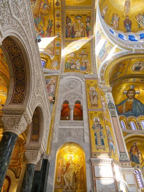 Özenle hazırlanmış altın mozaikleri ve karmaşık mimarisi olan Bizans tarzı bir kilisenin göz kamaştırıcı iç mimarisi. Saint Sava Kilisesi, Belgrad