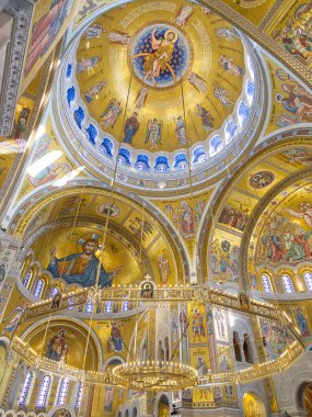 Özenle hazırlanmış altın mozaikler ve dini tasvirlerle dolu Bizans tarzı bir katedralin göz kamaştırıcı iç mekanı. Saint Sava Kilisesi, Belgrad
