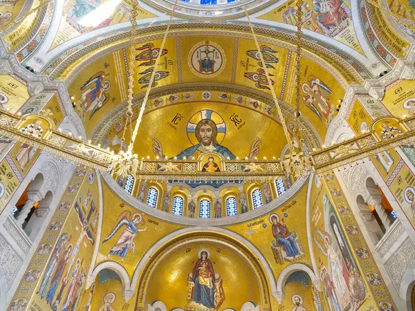 Dini figürler ve sahneler içeren karmaşık altın mozaiklerle çarpıcı Bizans katedrali kubbesi. Saint Sava Kilisesi, Belgrad