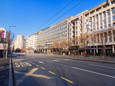 Belgrad, Sırbistan - 11 Ocak 2025: Etkili mimari, tramvay hatları ve seyrek yaya faaliyetleriyle dolu geniş şehir caddesi