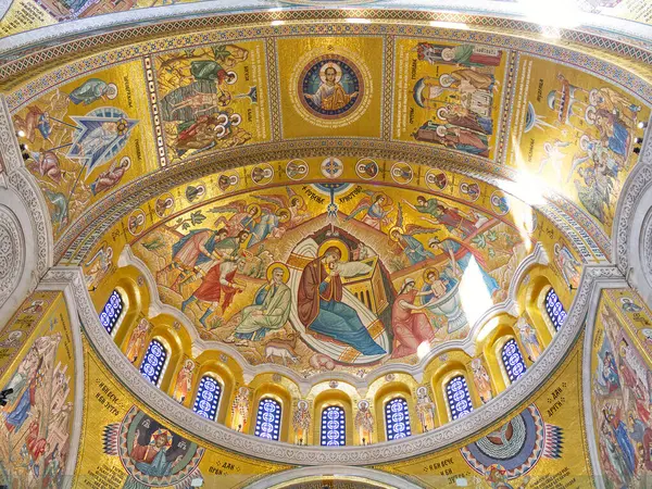 Bir kilise ya da katedralin kubbesinde dini sahneler tasvir eden altın Bizans mozaiği. Saint Sava Kilisesi, Belgrad