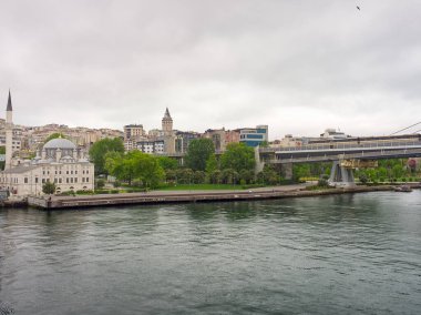 İstanbul 'un tarihi binaları, modern yapıları ve Boğaz Boğazı' na bakan liman manzarası