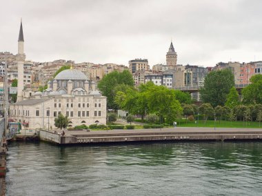 Bulutlu bir günde İstanbul 'un tarihi camii, Galata Kulesi ve Boğaz kıyı şeridi manzarası