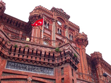 Bizans mimarisi ve Yunan yazıtlarının yer aldığı Türk bayraklı Fener Yunan Lisesi. Instabul, Türkiye