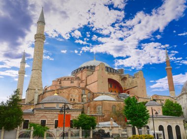 İstanbul 'daki Ayasofya Camii' nin heybetli manzarası. Kubbeleri ve minareleri parlak mavi gökyüzüne karşı. İstanbul