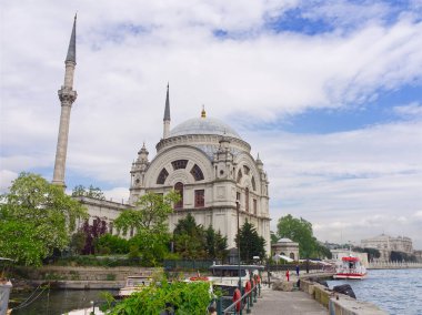 İstanbul, Türkiye - 2 Mayıs 2024: Dolmabahçe Camii İstanbul, Türkiye 'de İstanbul' da bulunan Boğaz kıyısında dekoratif mimari ile