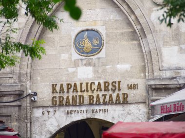 İstanbul, Türkiye - 2 Mayıs 2024: Osmanlı kaligrafi ve işaret diliyle Istanbuls Büyük Çarşısına kemerli giriş