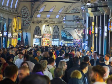İstanbul, Türkiye - 2 Mayıs 2024: Süslü tavan, parlak mağazalar ve yoğun müşteri kalabalığı ile hareketli İstanbullar Büyük Çarşısı