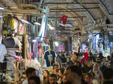 İstanbul, Türkiye - 2 Mayıs 2024: Türkiye 'de Istanbuls Kapalı Çarşısı' nda tezgah ve hediyelik eşya satışları yoğunlaştı.