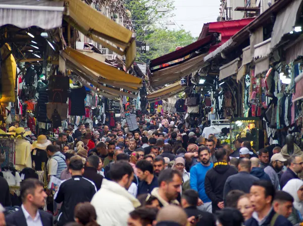 İstanbul, Türkiye - 2 Mayıs 2024: Kalabalık pazar caddesi ahır ve renkli tentelerle dolu