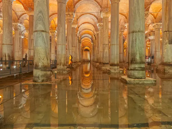 İstanbul, Türkiye - 2 Mayıs 2024: İstanbul 'da Yeraltı Bazilikası Sarnıçları ve durgun sulara yansıyan mermer sütunlar
