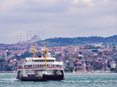 İstanbul Boğazı 'ndaki feribot vapuru, arka planda Camlica Camii yer alıyor.