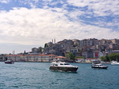 İstanbul 'un kıyı şeridinin panoramik manzarası Boğaz' daki tekneler ve yamaçtaki binalar