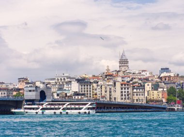 İstanbul 'un tarihi binaları ve ufuk çizgisinin üzerinde yükselen Galata Kulesi' nin panoramik manzarası
