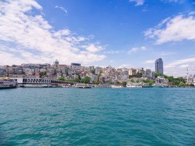 İstanbul 'un panoramik manzarası İstanbul Boğazı boyunca binalar ve botlarla