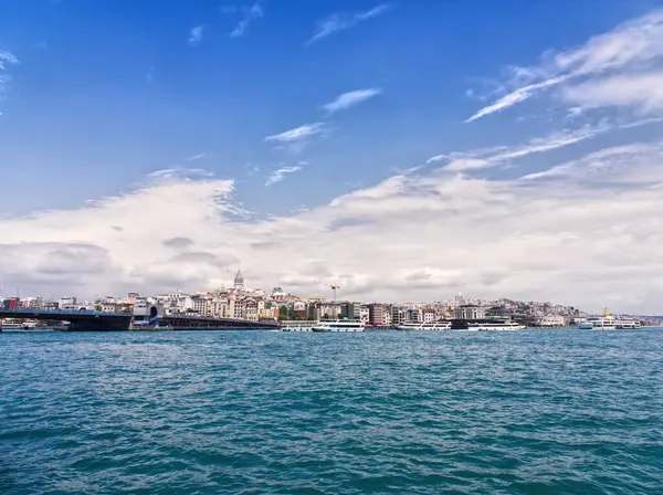 İstanbul 'un tarihi binaları ve Boğaz kıyısı boyunca uzanan Galata kulesiyle panoramik manzarası