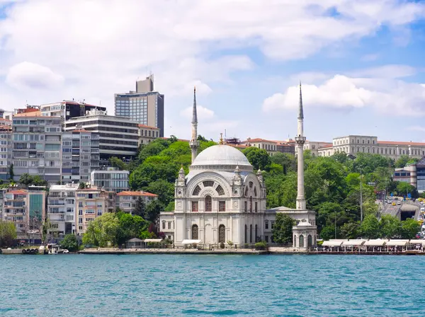 İstanbul, Türkiye 'deki Dolmabahçe Camii ve Boğaz boyundaki modern binalar