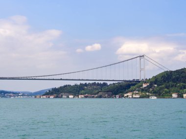 İstanbul 'daki Boğaz' a yayılan 15 Temmuz Şehitleri Köprüsü, Avrupa ve Asya 'yı birbirine bağlıyor