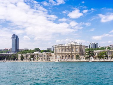 Türkiye 'nin İstanbul Boğazı' ndaki Dolmabahce Sarayı manzaralı ve modern binaların arkasında