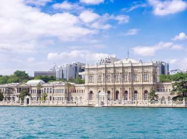 İstanbul 'daki İkoniç Dolmabahçe Sarayı, turkuaz suları ve mavi gökyüzü ile İstanbul Boğazı' ndan izlendi