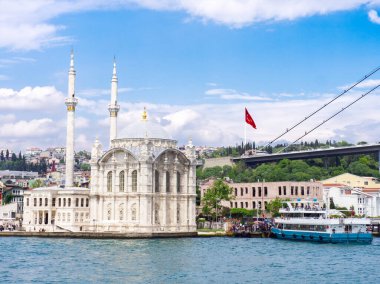 Ortakoy Camii 'ni Boğaz' daki minarelerle, İstanbul 'u köprü ve teknelerle süslemek