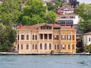 İstanbul Boğazı boyunca Osmanlı tarzı zengin yeşilliklerle çevrili tarihi bir konak.