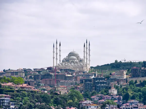 Çoklu minareleri olan görkemli cami, İstanbul 'un kentsel binalarla çevrili siluetine hakim durumda