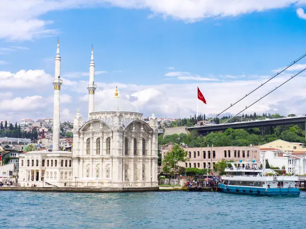 Ortakoy Camii 'ni Boğaz' daki minarelerle, İstanbul 'u köprü ve teknelerle süslemek