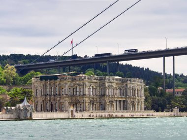 İstanbul, Türkiye 'de İstanbul' da çağdaş köprüsü bulunan Boğaz kıyısındaki Tarihi Beylerbeyi Sarayı