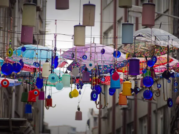 Kentin dar sokaklarında asılı fener, çan ve dekoratif nesnelerin canlı görüntüsü