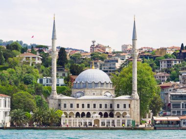 Türkiye 'nin İstanbul kentindeki İstanbul Boğazı' nda çift minareli bir caminin manzarası