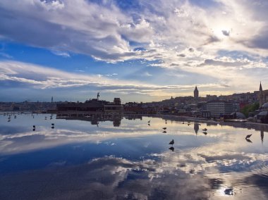 Gün batımında sakin sulara yansıyan ikonik binalarla İstanbul 'un panoramik manzarası