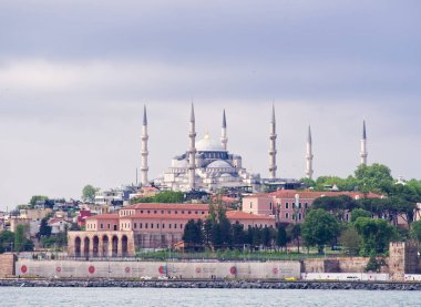 İstanbul, Türkiye - 3 Mayıs 2024: İkonik Mavi Cami, tarihi binalarla suların ötesine bakan mineralleriyle İstanbul 'un siluetine hakim
