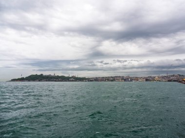 İstanbullar 'ın tarihi yarımadasının manzarası ve bulutlu gökyüzünün altındaki Boğaz Boğazı' ndan ufuk çizgisi