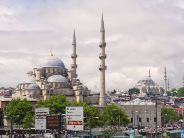 İstanbul, Türkiye - 3 Mayıs 2024: Bulutlu gökyüzü altında İstanbul 'un Süleyman ve Fatih camileri, minareleri ve kentsel manzaralarıyla panoramik görünümü