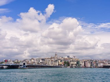 İstanbullar 'ın panoramik manzarası. Galata Kulesi ile tarihi siluet. Boğaz boyunca görülüyor.