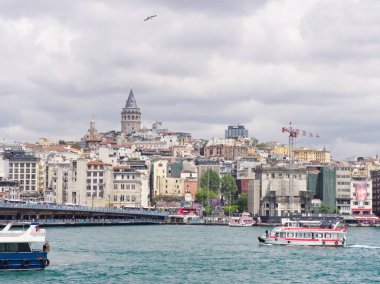 İstanbul, Türkiye - 3 Mayıs 2024: İstanbul 'un Galata Kulesi ile panoramik görünümü, Boğaz' daki tekneler ve kentsel mimari
