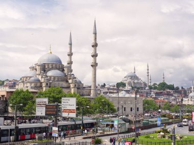 İstanbul, Türkiye - 3 Mayıs 2024: Süleyman ve Fatih camilerinin yer aldığı İstanbul siluetinin manzarası