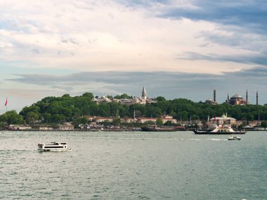 İstanbul, Türkiye - 3 Mayıs 2024: İstanbullar 'ın Topkapı Sarayı ve Ayasofya' lı tarihi yarımadası, Boğaz 'daki tekneler