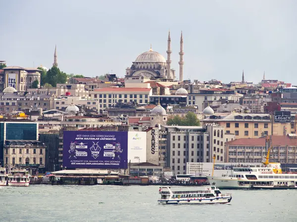İstanbul, Türkiye - 3 Mayıs 2024: İstanbul 'un önde gelen camisi, binaları ve Boğaz' daki tekneleri ile panoramik manzarası